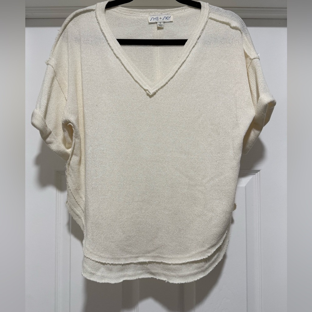 She + Sky Cream V-Neck Short Sleeve Top